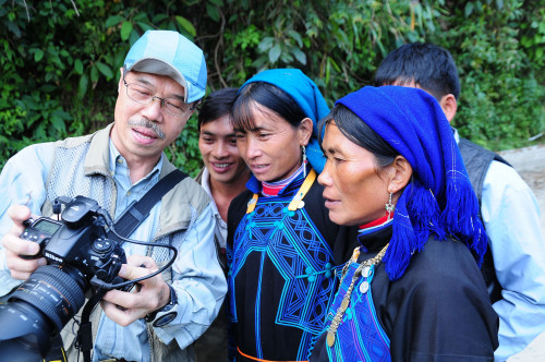 彭鏡毅博士展示攝影成果給雲南少數民族朋友觀看