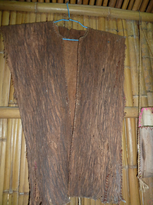 都蘭部落著名之樹皮衣成品